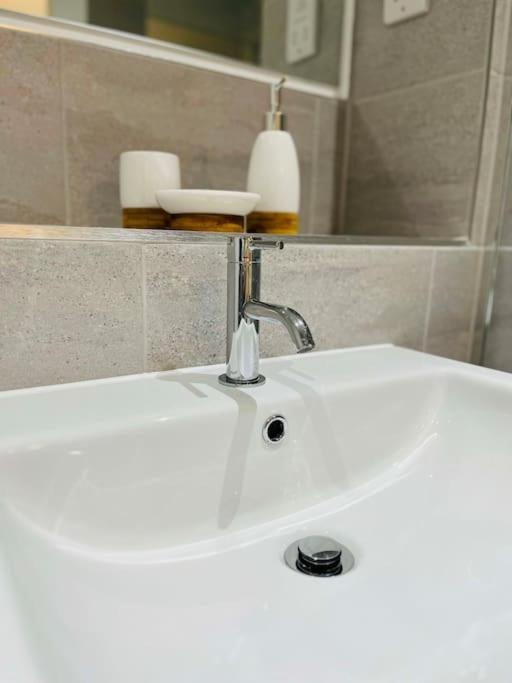 Lovely Studio Apartment With Free Parking Included! Mánchester Exterior foto