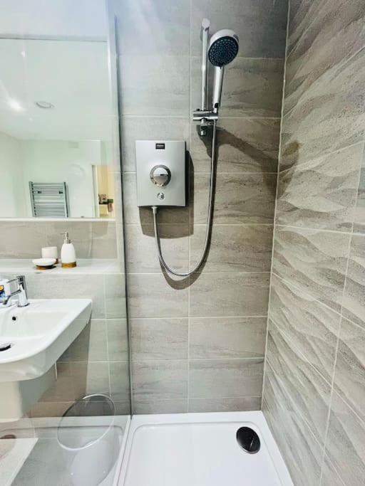 Lovely Studio Apartment With Free Parking Included! Mánchester Exterior foto